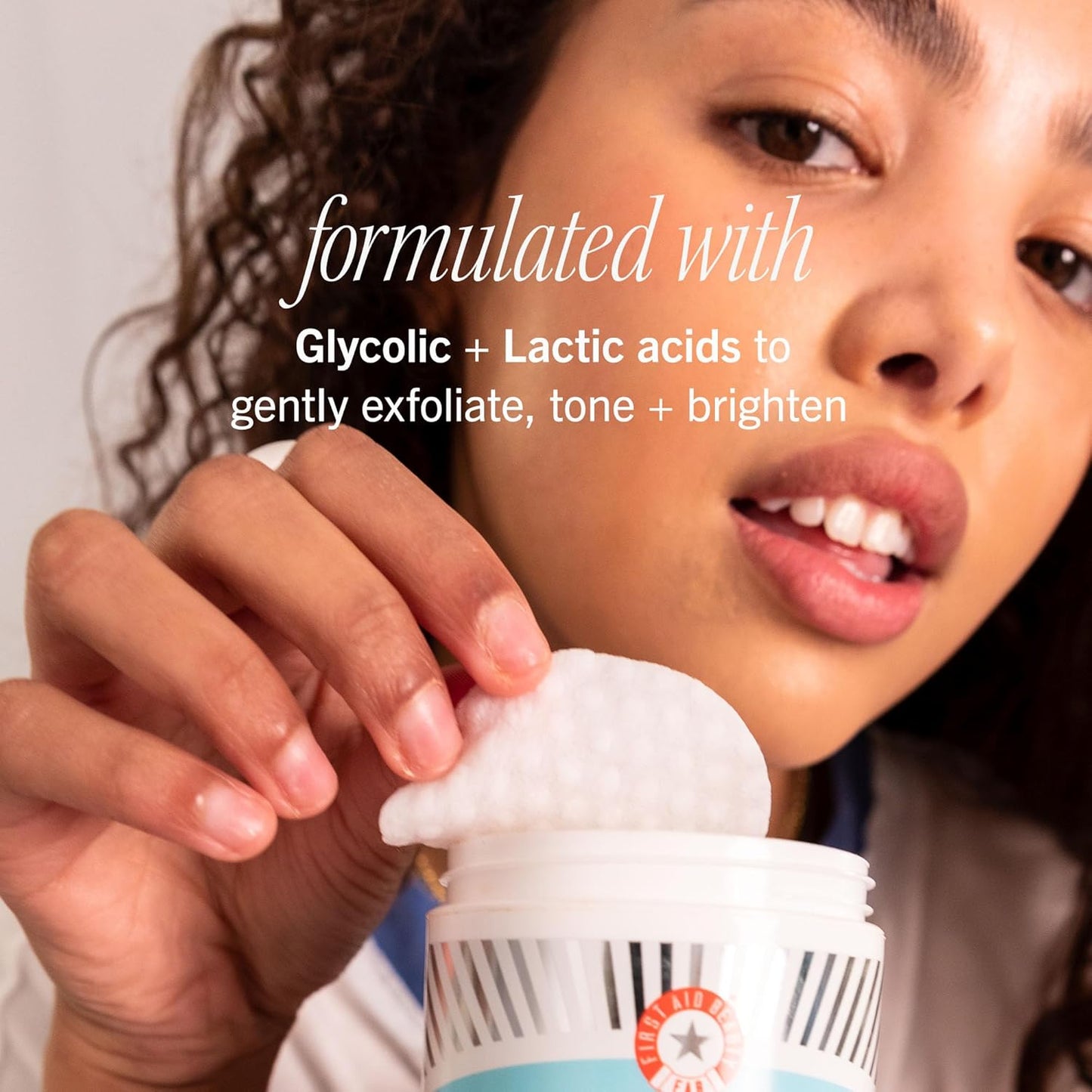 First Aid Beauty - Facial Radiance Pads with Glycolic & Lactic Acids, Daily Exfoliating Pads with AHA, Visibly Smaller