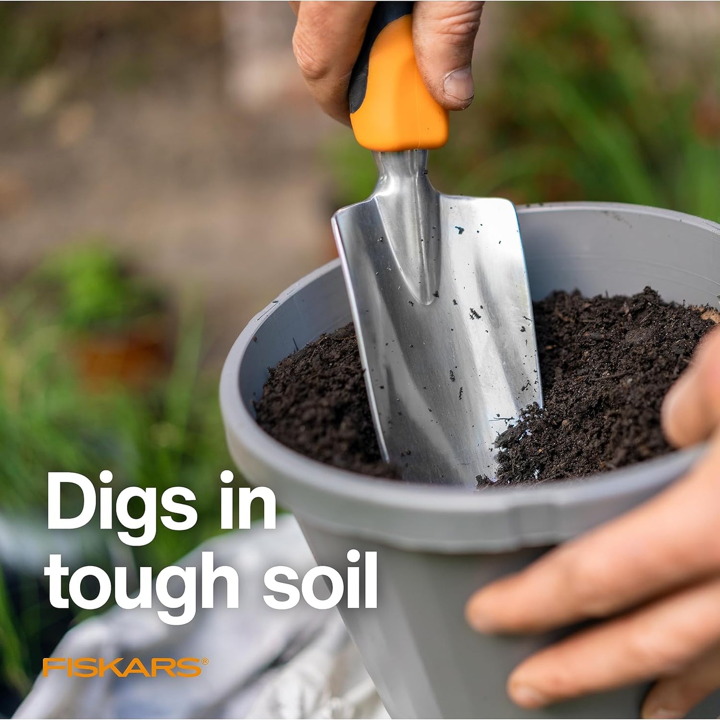 Fiskars Trowel, Heavy Duty Gardening Hand Tool with Hang Hole, For Digging and Planting, Rust Resistant Cast