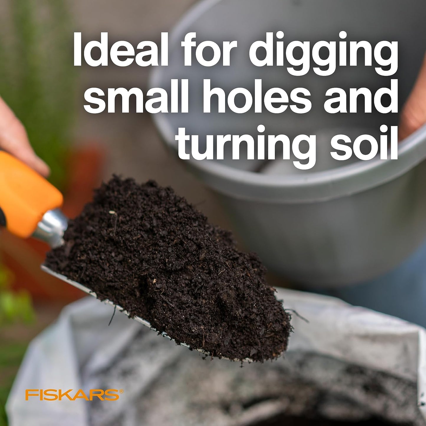 Fiskars Trowel, Heavy Duty Gardening Hand Tool with Hang Hole, For Digging and Planting, Rust Resistant Cast